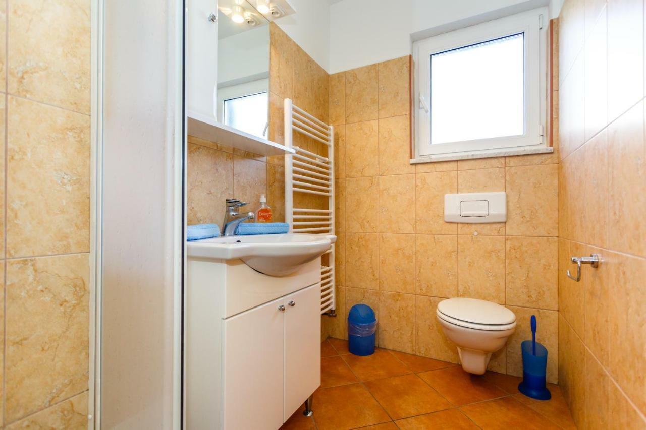 Apartment Anton Krk Town Exterior foto